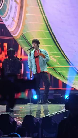 五月天广州演唱会尾场 陈信宏发疯了,在台上用剪刀剪出深V!