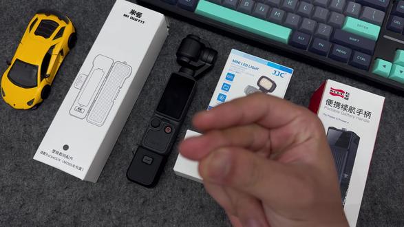 大疆pocket4实用性大提升!这些配件居然有这样的效果?#大疆pocket4 #便携盒 #钢化膜 #续航手柄 #补光灯