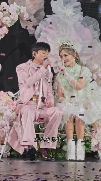 这和婚礼现场有什么区别?不愧是娱乐圈模范夫妻 #张杰谢娜 #谢娜张杰 #谢娜演唱会 #明天过后