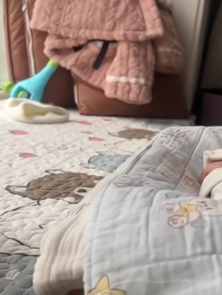 #我要上热门 满月之后就可以练习抬头和追视了 还能哄娃 爸爸安排的这个玩具宝宝很喜欢 #小福兔跳舞 #哄娃神器 #练习追视#小福兔
