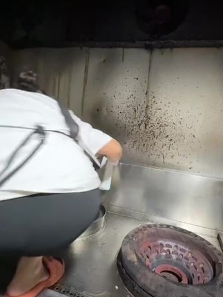 收摊回来备明天的菜,有了两个小家伙的加入,速度快了不少,今天干完活还早,把厨房卫生整理一下,看到这一堆油渍真的头大,不过还好用这个油污净喷上去,等个十来分钟就能轻轻松松刷掉了,这个我已经用了三年了,拍过的朋友都说效果非常好,去油渍很厉害👍#餐饮人 #摆摊人