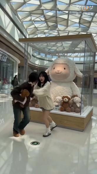 再也不怕和好朋友见面没有可以玩的了,即梦ai可以带我们去任何地方做任何事情#即梦AI #AI分身戏精大赛 #我的AI分身杀疯了#Seedance2