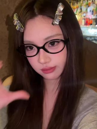 这个银色皮革蝴蝶结发夹也太有Y2K少女感穿搭那味了吧!皮革设计更特别!一整个少女穿搭精髓啊!#发夹#分享妆容 #日常分享