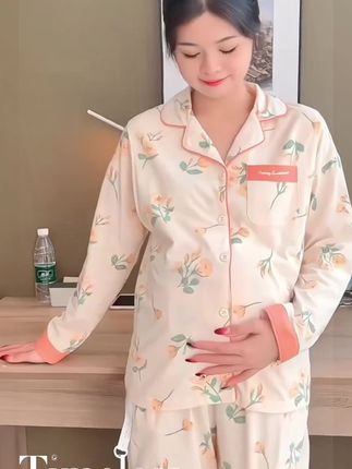 新款月子家居服来啦。孕期,月子,哺乳都适用哦。裤子高腰版型,带有松紧带,可以根据肚围调节,孕早期显怀或者后期肚子比较大,都是没问题的。上衣侧开式哺乳口,加深加宽,交叉设计,防走光不漏风,手上动作大,哺乳口也不会掀开。秋冬可以当打底,春夏季节可以单穿,早晚温差大也可加外套,不起球,不掉色,产后吸湿透气一步到位。 #美孕妈月子服 #孕妈哺乳衣 #孕妇睡衣 #哺乳穿搭 #带胸垫月子服