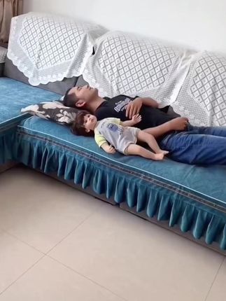 家里有宝宝的一定要准备一个这样的爬爬垫,它真的太实用了!以前宝宝在地上爬行总是硌得慌,有了这个爬爬垫就再也不用担心了,它的表面非常柔软,能够保护宝宝娇嫩的小脚丫,而且耐磨又耐刮,就算孩子在上面玩很久也不会坏,不用的时候还可以折叠起来,一点也不占地方。#宝宝爬爬垫 #宝妈带娃 @巨量千川 @抖加🔥上热门🔥dou+🔥热点宝