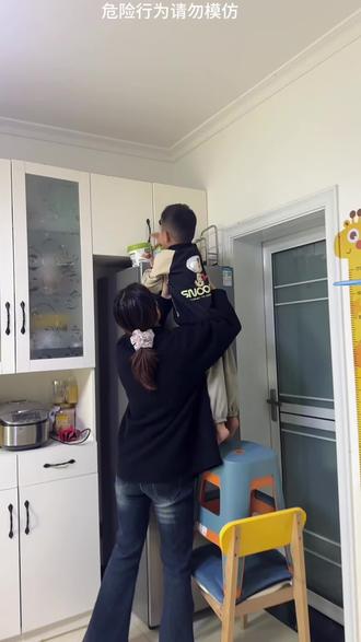 一不留神爬那么高就为了拿个糖葫芦,那么多吃的就喜欢这一口,对孩子吃饭特别好~#山楂鸡内金糖葫芦 #不二宝贝 #六物山楂膏 #宝妈推荐