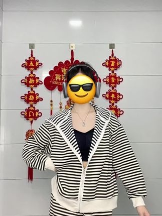我勒个豆,谁懂这套的含金量!经典条纹卫衣搭配阔腿裤,上身真的好韩好慵懒,宽松版型巨遮肉显瘦,一套上身又懒又随性,高级又大气,给人一种不用刻意打扮就很美的大美女松弛感。无论日常通勤还是周末逛街穿都合适,喜欢的姐妹可以试试看。#把兴趣变成事业