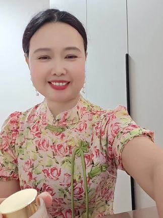 姐妹们,只要你皮肤黄皮肤黑,皮肤上有斑点点一定要去试试看这款祛斑的美白霜,都是厂家直销,现在下单拍一发三