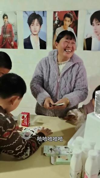 感谢成毅,让老妈开心的像个小女孩,老妈开心全家都开心#成毅阿姨粉#成毅最帅 #成毅最棒