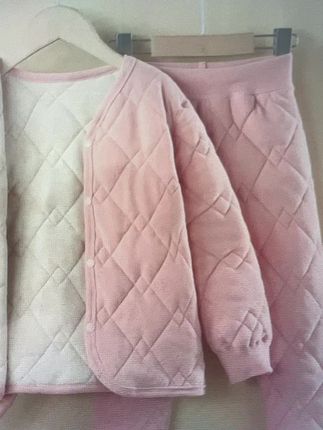 别人家孩子都在穿的校服神器,我家孩子也要有!套在校服里,轻盈又保暖,贴身还不臃肿。 #棉服套装 #校服神器#高品质童装