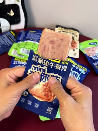 肉含量高达85%的黑猪午餐肉,出门带着太方便了,配料干净#营养又健康 #母婴好物