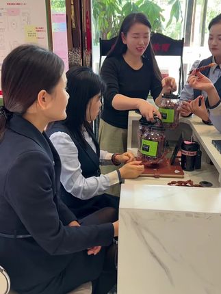 带着鲜小贱家鸡肉干和同事分享,大家都说好吃,休闲时刻必备小零食#快来看看 #鸡肉干老有嚼劲了
