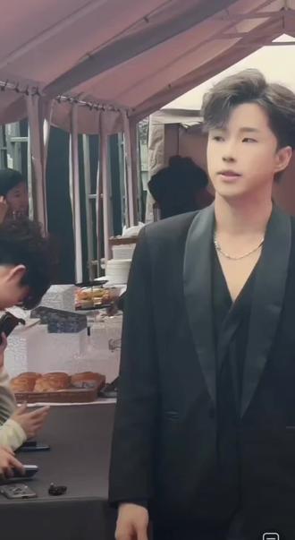 @陆麒LUQI(经典粤语歌) #活动现场 #宝藏男孩 #陆麒 #龙浩天生日庆 @陆麒(朋友圈) @龙浩天🐲 (4.10中午12点生日庆) #陆麒luq...的圈子