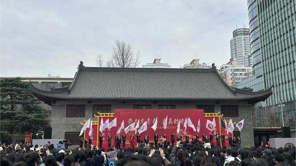 时间很快,转眼从一个还在啼哭的孩童长成了一个成熟稳重的成年人。我的高中,有过快乐幸福,有过自卑抑郁,或许这就是青春的模样。我感谢我的母校南京一中,给予我一次磨练的机会和学习的权利;我感谢我的父母,给予我成长的机会和立身的自信;我感谢所有成长路上爱我,帮助我,安慰我的所有人,助我走出一个又一个难关。感谢你们#南京一中 #成长的路上必然经历很多风雨 #成人仪式感 #校园活动