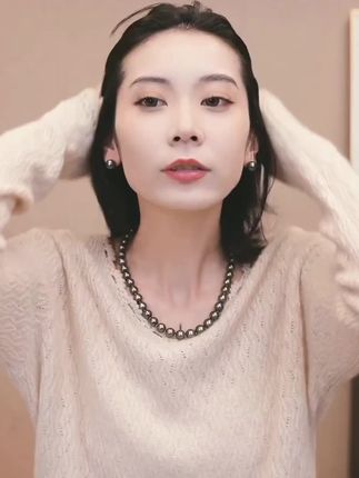 纯色系,燕麦色,100%纯羊绒衫,袖口领口钩花工艺买到手实际去感受一下吧!#上衣穿搭 #强烈推荐 #这也太好看了 #氛围感穿搭 #女神范