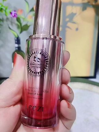姐妹们,我发现了一款超牛的粉底液,就是莉兹家的#燕窝肽修颜持妆粉底液 ,它的遮瑕效果简直绝了,而且不易脱妆,不管是干皮还是油皮都能轻松驾驭。质地非常轻盈,上脸超级服帖,就像过了滤镜一样#防水防汗不脱妆#粉底液#好用不贵 #持妆不假面