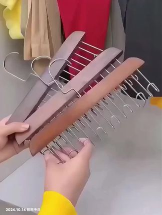 我的内衣从来都不用别的,都是用这个衣架挂起来,波浪的设计,一个顶八个。#居家好物 #衣架 #木质衣架