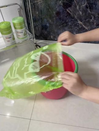这种艾草香氛垃圾袋,清新祛味夏天防蚊虫,夏天抽绳设计一提即收口,用起来省心又卫生#艾草香氛垃圾袋#抽绳垃圾袋 #大卷垃圾袋#垃圾袋