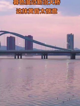 湖边晚霞慢慢沉下去,天色渐暗,潮水波光里都带着软乎乎的静。人到一定年纪,早不执着表面的热闹,更在意心底的安稳。与万事和解,与自己独处,守着自洽的清醒,还有自清欢的自在。这辈子不过匆匆一场,所求的,也不过是日常里的一份温暖,和心里的一份惦记。