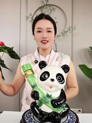 国宝熊猫也做成酒瓶了 2斤装杏花村白酒#熊猫酒 #陶瓷摆件 #酒柜摆件 #景德镇陶瓷 #客厅摆件