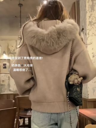 奶茶色大毛领 好权威!!忍不住一直rua!没有女孩子能拒绝毛茸茸吧#韩系穿搭 #温柔穿搭 #秋冬穿搭 #毛绒绒的秋冬#把糖炒栗子穿上身
