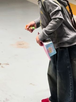 活的自私点吧 你一个人带孩子的时候没人看见 忍受这个 将就那个 耗尽自己的一切 可有谁问过你累不累 又有谁心疼过你的无助和疲惫 熬夜崩溃的时候也没有人来心疼你 倒是哪天脾气大了 都来指责你的不是.. #宝妈情感共鸣 #婚后感慨#穿搭##童装
