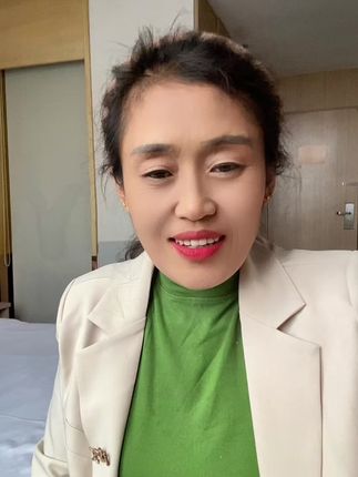 姐妹们,出门不容易啊,口干舌燥,幸好我带了润唇膏,滋润一下嘴唇,现在买一支送一支,到手两只,既能滋润咱的嘴唇,又能提升咱的气色,不易沾杯,不易掉色,去年的大爆款,价格也合适,我一个人好无聊啊,直播一会#润唇膏 #七柚小屋唇膏