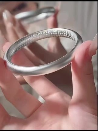 #听说每个女孩都有一个银手镯