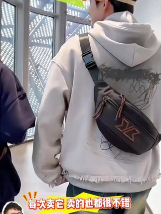 #斜挎包 探屿胸包男款潮牌斜挎包男生休闲腰包单肩包女新款运动男士小挎包#潮包 #小挎包 #腰包 #单肩包