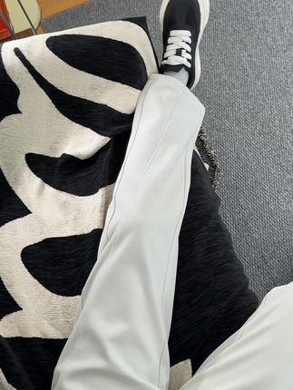 百搭的弯刀裤来噜~ #裤子穿搭 #ootd穿搭 #早秋穿搭 #男女同款