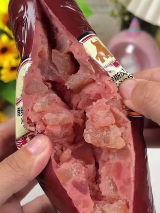 咬一口就被狠狠拿捏!这牛筋肠真材实料,肉含量高达79%,每一口都能吃到大块牛筋,含量足足有30%!精选草地牛筋,搭配鲜嫩牛肉和鸡腿肉,拒绝淀粉和香精,给你纯粹肉香! 独特工艺打造超绝口感,牛筋Q弹有嚼劲,肉质细腻,二者完美融合,层次超丰富,不管是开袋即食,还是煎烤、炒菜、做沙拉,它都能轻松驾驭!早餐来不及准备,随手来一根,能量满满开启新一天;野餐带上它,随时随地享受美味,现在福利来袭,价格超美丽,赶紧囤起来!#开袋即食 #太好吃了 #好吃到停不下来 #舌尖上的味道 #牛筋肠