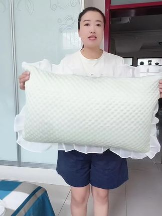 天热了,你们也赶紧去整这个冰豆豆枕套,丝丝滑滑、冰冰凉凉的,枕上去特别舒服,还带花边,好好看,关键价格太便宜了。#床上用品 #冰豆豆枕套 #枕套一对装 #超便宜超划算