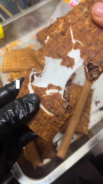 #鸭蛋卷 #纯手工制作美食 #美食 #抖音美食创作人 #聊城美食 今天让我瞅瞅我的鸭蛋卷还没有去到聊城哪个小区!!