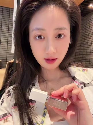 我用的是A02号色 特别好用的一支唇膏,润唇又漂亮#自拍自拍自拍 #日常分享 #唇膏 #荀草密语 #别眨眼