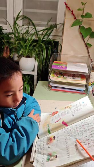 一年级课文7.《小书包》
一类字5个: 尺 本 刀 不 少
要求清楚笔顺➕组词,会读,会认,会写✍🏻,会组词
1⃣️笔顺如下👇🏻
✅尺 :一笔横折,二笔横,三笔撇,四笔捺,四笔写成一个尺(尺子、尺寸)
✅本:一笔横,二笔竖,三笔撇,四笔捺,五笔横,五笔写成一个本(本子、本心)
✅刀:一笔横折钩,二笔撇,二笔写成一个刀(刀口、小刀)
✅不:一笔横,二笔撇,三笔竖,四笔点,四笔写成一个不(不行、不可)
✅少:一笔竖,二笔点,三笔点,四笔撇,四笔写成一个少,(多少、不少)
🌟2⃣️量词积累
一(块)橡皮
一(把)尺子
一(个)笔袋
一(支)铅笔
一(本)作业本
一(个)转笔刀
#每日学习打卡 #辅导孩子写作业 #一年级语文上册 #认真学习的孩子 #每天学习一点点