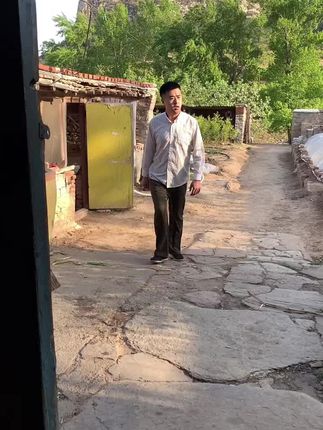 我感觉处朋友哥们,自己吃点小亏不算啥,到真正有困难的时候谁能帮你一把。谁行谁不行,患难见真情……