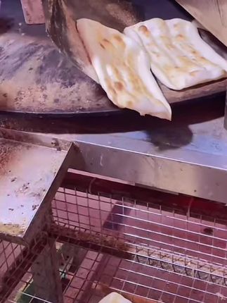 家乡特产纯手工碳烤纯碱发酵锅饼烧饼#传统小吃 #街边小吃 #外酥里嫩 #早餐饼 #地方特色小吃
