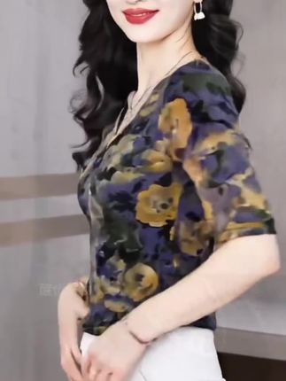 夏季新款V领中袖T恤女气质舒适显瘦时尚洋气印花小衫法式亲肤上衣。#夏季新款,#v领t恤 ,#时尚印花#洋气小衫, #舒适亲肤透气