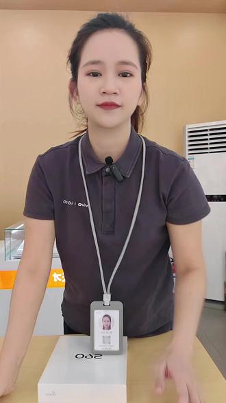 vivo S60新品开箱|星星海闪耀上线✨ vivo全新S60重磅上新✨
超治愈星星海配色开箱实拍
机身通透闪耀,光影下自带细碎星光
质感细腻高级,颜值直接拉满
轻薄好握,氛围感十足
新款高颜值手机,一眼心动💫
#vivo#vivo广东#vivoS60 #手机数码好物推荐