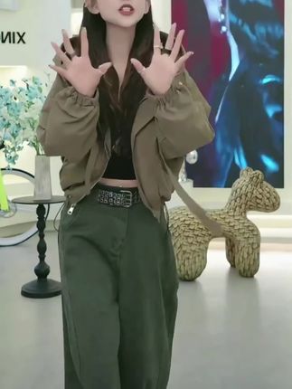 姐妹们,这件冲锋衣真的太酷了!它是那种很经典的美式复古风格,穿上身特别显年轻,而且还是小个子的专属款,版型超好看,上身效果非常赞。面料是轻薄透气的类型,夏天穿也不会觉得闷热,整体就是一种很随意的感觉,随便搭个牛仔裤或者小裙子都很好看。