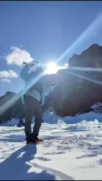 #生活服务热点中心 #意想不到的结局 #溺水 #平安出行 当地2月20日,一辆载有8名中国游客和1名俄罗斯司机的车辆在俄罗斯贝加尔湖奥利洪岛附近,因冰面破裂沉湖...
领馆证实...最终造成7名中国游客遇难,仅1名中国游客逃生。