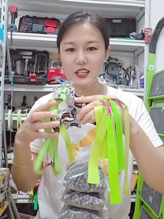 新款玛莎弹弓采用合金材质,轻量化设计便携易携,同时兼具金属的坚固耐用,成人户外使用更可靠。专为竞技射击打造,精准度在线,能满足户外竞技的专业需求,也可作为解压娱乐装备。造型时尚,性能出色,让你在户外尽情享受射击乐趣,安全使用更尽兴!#新款航空铝合金弹弓#玛莎金属弹弓#成人户外竞技弹弓#户外射击弹弓#竞技级金属弹弓