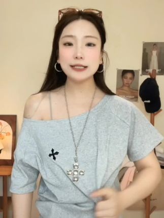美式灰色辣妹斜肩短袖t恤女夏季宽松小众设计感显瘦露肩半袖上衣#上衣 #显瘦穿搭 #T恤 #夏季宽松