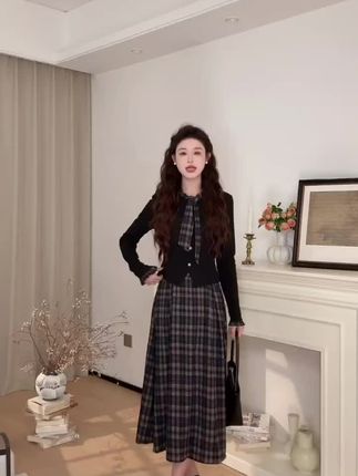 韩系学姐氛围感轻松拿捏!黑色格纹连衣裙经典耐看,收腰剪裁优化身材比例,春秋单穿或搭配针织开衫都好看。学院风设计减龄不幼稚,通勤上课都能穿出高级感#韩系休闲套装推荐 #早秋高智感职场穿搭 #气质高级感穿搭 #被秋日氛围感穿搭拿捏了 #早秋不费力显贵穿搭