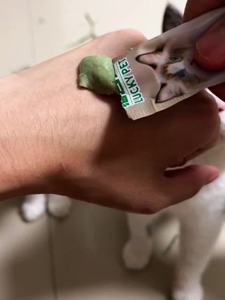 猫草果冻来了!小猫吃的多香啊!小猫不吃猫草就吃它!边吃零食边排毛#化毛球 #小猫吐毛球 #猫咪化毛 #猫条推荐 #猫咪排毛