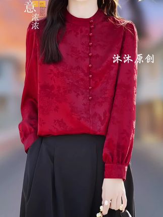 时尚气质百搭衫#时尚搭配服装 #谁穿谁漂亮 #洋气小衫 #气质穿搭 #上衣穿搭 复古珍珠扣立领长袖衬衫女红色提花缎面上衣秋