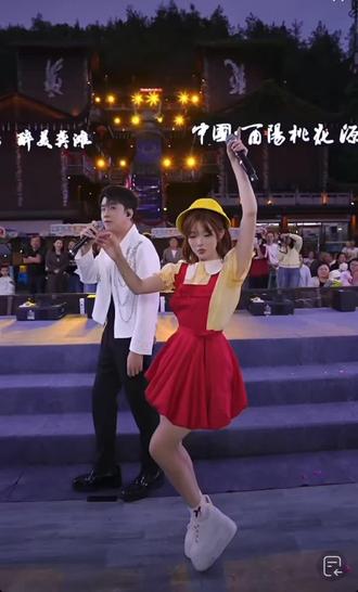 陆麒 龙浩天舞台 #舞台互动瞬间 #快来围观 #网红演出 @陆麒LUQI(经典粤语歌) @陆麒(朋友圈) #舞台无处不在跟着节奏嗨起来