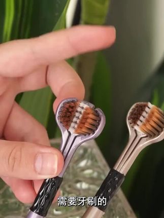 这才是牙刷里的黑马,你只要用过一次这种三面牙刷,就再也回不去了,真的很舒服!它跟我们常见的牙刷不同,能从各个角度包裹住牙齿,轻轻一刷就能把牙齿前后左右都刷干净,连舌苔也能清洁到位。平时刷不到的牙齿内侧,它都能轻松刷到,真的不用担心牙齿刷不干净了! 专门为小朋友设计的凸面牙刷,不仅好看还巨好用呢!妈妈们,真的可以给孩子试试!#牙刷 #凸面牙刷 #儿童软毛牙刷 #我可真会买 #超便宜超划算