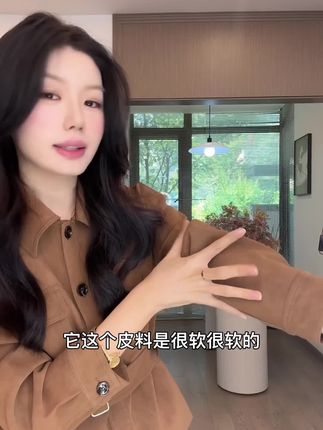 周末如何穿出“不费力的时髦”?这件驼色外套是答案!宽松版型藏肉显瘦,腰带随意一系,慵懒氛围感立刻拉满-5。搭配连衣裙或休闲裤,舒适度满分,适合周末散步、咖啡馆小坐,享受秋日的惬意与松弛。 话题:#慵懒风女装推荐 #宽松休闲 #日常必备 #早秋韩剧女生穿搭 #温柔风穿搭