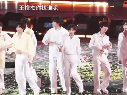 王橹杰这个晚霞真是追不腻啊#橹穆 #tf家族 #新年音乐会